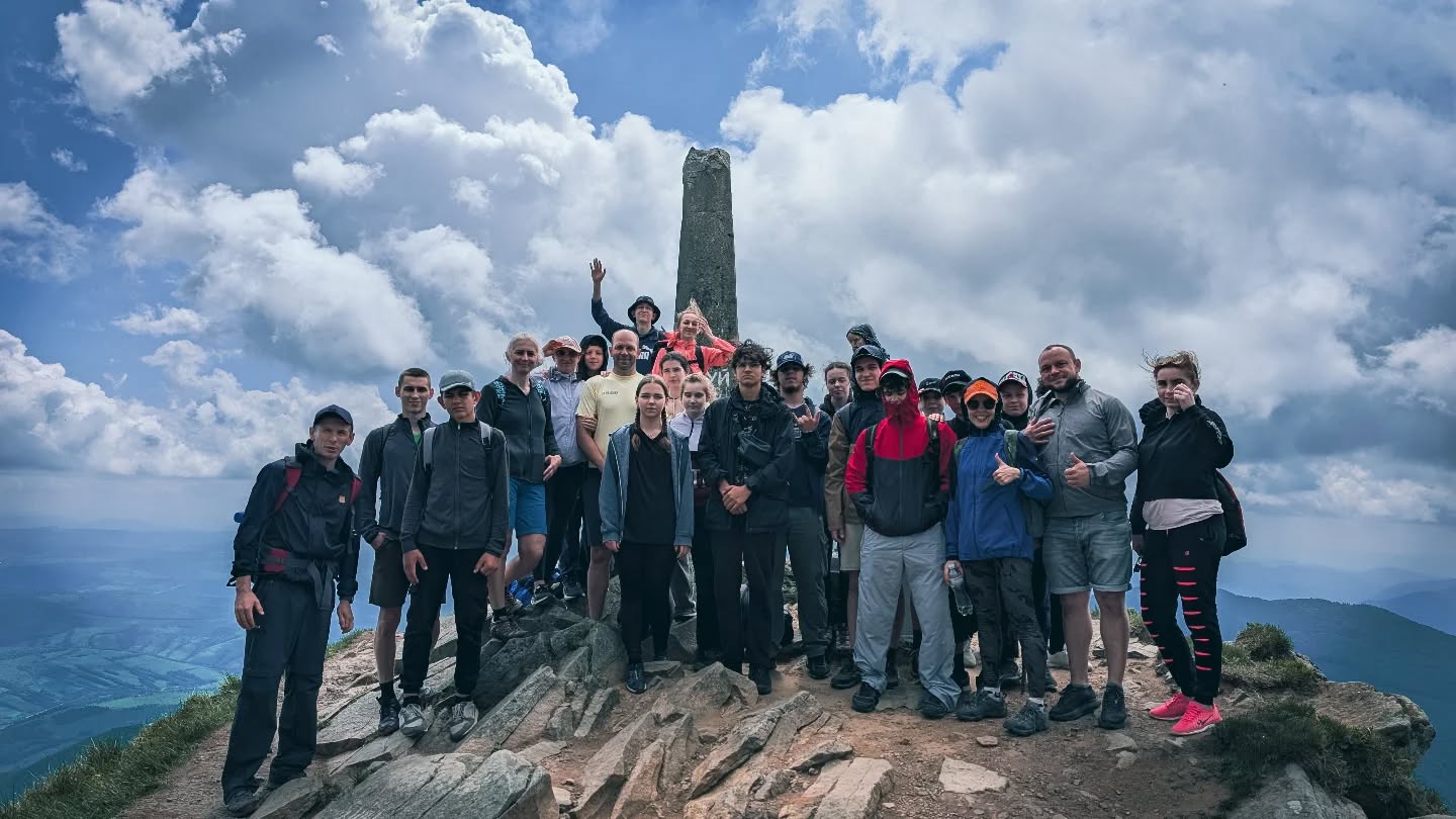 За межами залу